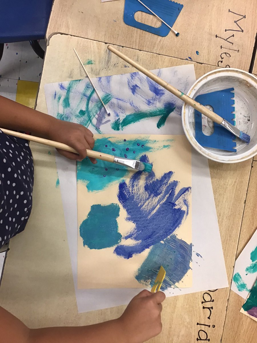 kristen_ortwein's tweet photo. Gr.1/2’s are exploring painting techniques for our collaborative fish mural. So great painting and learning together again! #funwithpaint #elementaryart @Panabaker_HWDSB https://t.co/rcCK66xQ7z