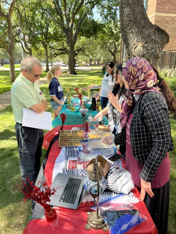 SMUHRP's tweet photo. Human Rights Kickoff was a success! We’re excited to see our #SMUHumanRights family grow in the coming weeks. Still want to get involved? DM this account to learn more about how we #DemandDignity.👩🏽‍🤝‍👩🏻👫🏿👨🏻‍🤝‍👨🏽👨🏼‍🤝‍👨🏻

Special thanks to Done and Dine for catering! https://t.co/c5XyFEUihZ