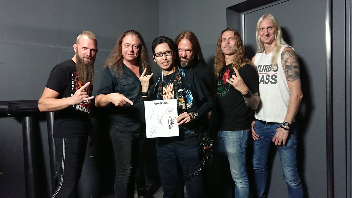 heavymusiclove7's tweet photo. ３年前の今日は！！
 ZEEPdivercityTOKYOで #METALWEEKEND だった。
物販列に並んでいたらロニーロメロ御一行が近づいてきて皆にファンサービスしてくれたんだよね🤩

そして物販列を並んで勝ち取った #hammerfall のミーグリ🖋️📷
お茶目なヨアキム氏😀

この日、OPを飾った #NEMOPHILA は三周年に㊗️👏 https://t.co/8D7IpIBHPS