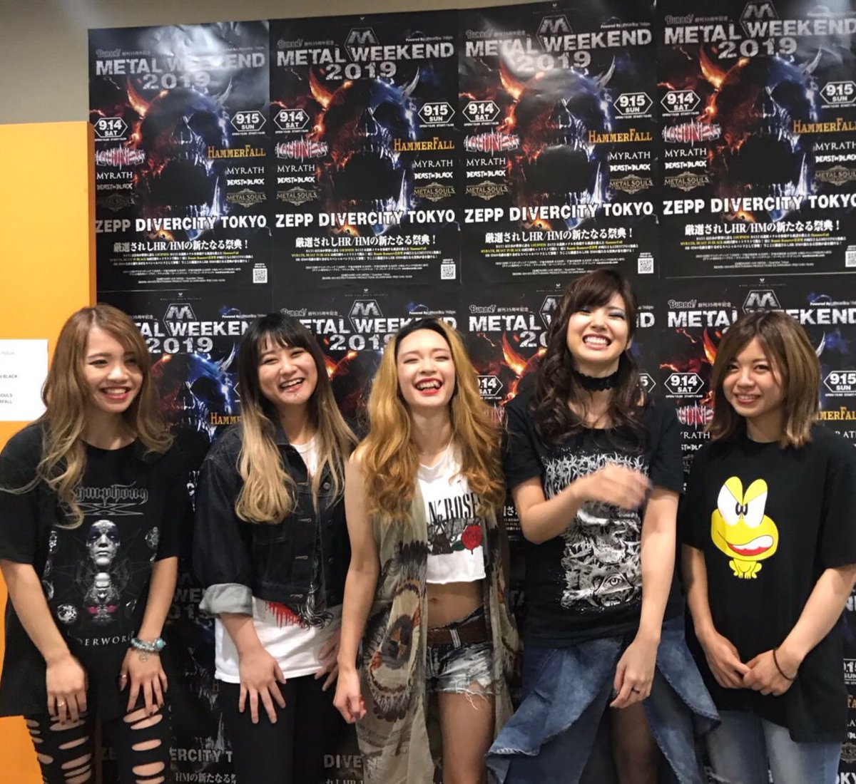 heavymusiclove7's tweet photo. ３年前の今日は！！
 ZEEPdivercityTOKYOで #METALWEEKEND だった。
物販列に並んでいたらロニーロメロ御一行が近づいてきて皆にファンサービスしてくれたんだよね🤩

そして物販列を並んで勝ち取った #hammerfall のミーグリ🖋️📷
お茶目なヨアキム氏😀

この日、OPを飾った #NEMOPHILA は三周年に㊗️👏 https://t.co/8D7IpIBHPS