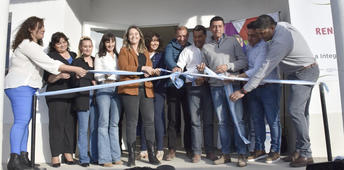 MujeresyDiversi's tweet photo. #HOY | La ministra @mageferranqn junto al gobernador @OmarGutierrezOk, el vicegobernador @marcoskoopm y el intendente @CarlinKoopmann inauguraron la #CasaIntegral de las Mujeres de #Zapala "Rena-ser" 🏡 que se suma a las que ya integran la red provincial 🏘️ https://t.co/15qKqzNFra