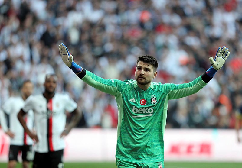 ajansbesiktastr's tweet photo. Beşiktaş Yönetimi, Ersin Destanoğlu ile uzun zamandır süren sözleşme sorununu çözdü. İstanbulspor maçında Ersin yeniden kalede olacak.

Yönetim, Ersin Destanoğlu ile 4+1 yıllık sözleşme imzaladı. Resmi açıklama ise bir iki gün içinde yapılacak. (Sabah) https://t.co/uCP8RvdD5H