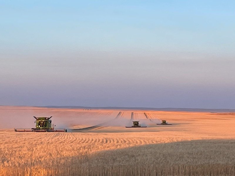 Two 2014 Deere s680 that are field ready and available to finish your harvest.  kijiji.ca/v-farming-equi…