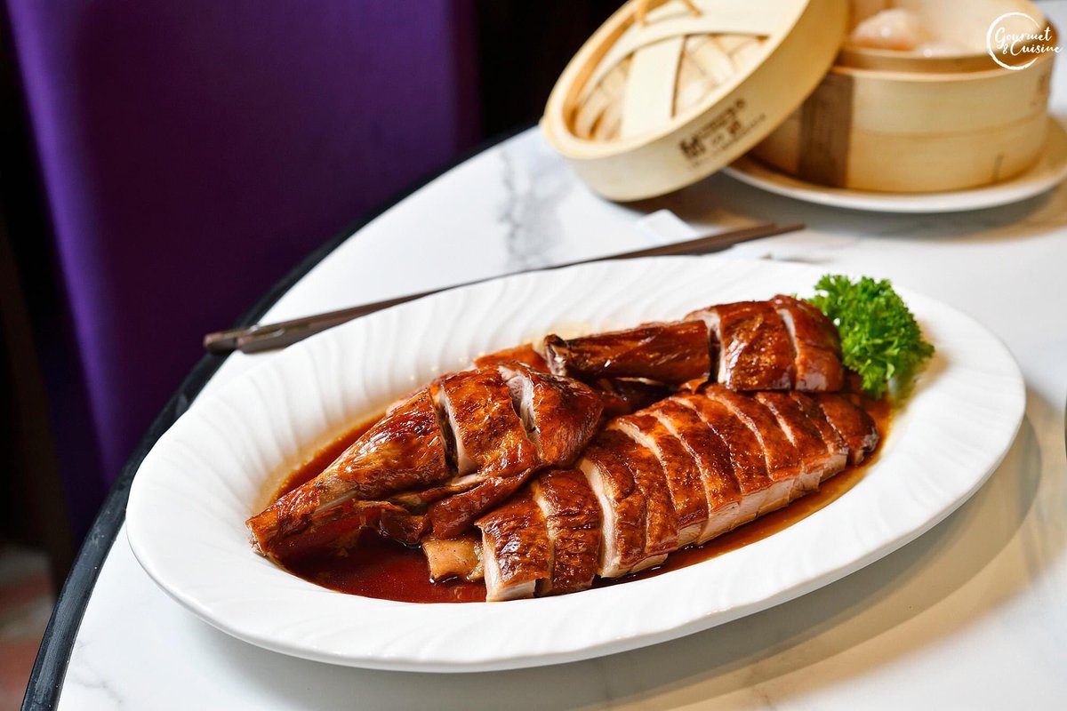 tastycongeebkk's tweet photo. เมนูแนะนำวันนี้ "เป็ดย่าง Roasted Duck" เป็นอีกหนึ่งเมนูยอดนิยมในหมวดบาร์บีคิว ที่ใครๆ ที่มาทานอาหารที่ร้านเทสตี้ คอนจีฯ ต่างก็ไม่พลาดที่จะสั่งเป็ดย่างรสชาติดีมาทานด้วยกัน เมนูนี้มีให้เลือก 3 ขนาด คือ Size S 380 Bht/ Size M 680 Bht/ Size L 1,280 Bht https://t.co/XMXjKjqdoH