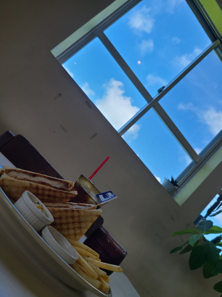 okinawan0625's tweet image. 青空とカツサンド😋
 #ランチ
 #CAFEGOZZA 
 #恩納村