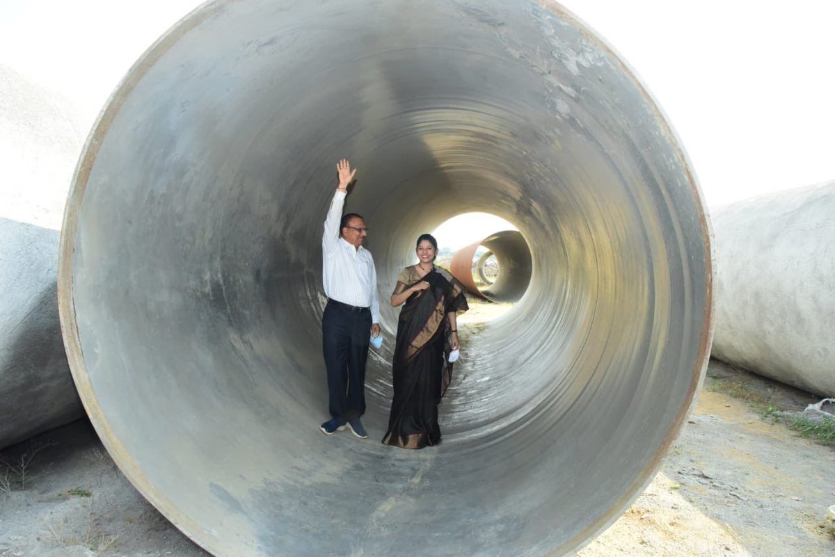 mb_telangana's tweet photo. #MissionBhagiratha Engineer-in-Chief Sri.G. Krupakar Reddy paid respects to Bharat Ratna Sir M. Visveswarayya today at Yellore

We extend our wishes to the whole engineering fraternity who work tirelessly in nation building on this #EngineersDay👷‍♀️

@SmitaSabharwal @DayakarRao2019 https://t.co/DU6q544MP4