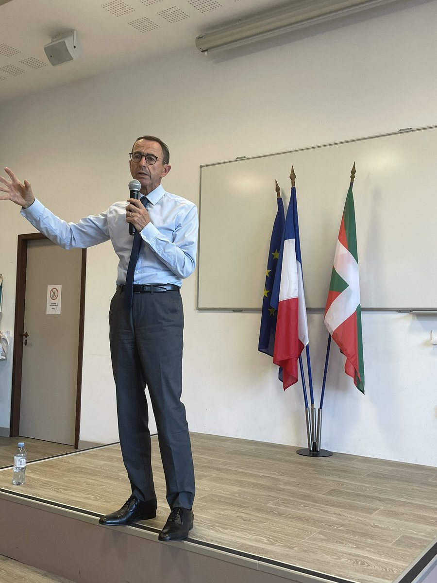 max_brisson's tweet photo. 🔹Très belle réunion hier à #Biarritz autour de @BrunoRetailleau. 

200 adhérents @lesRepublicains très attentifs et largement en adhésion à son projet: “refonder un nouveau parti pour une vraie droite”.

Heureux d’apporter chez moi à Biarritz tout mon soutien à #BrunoRetailleau https://t.co/YtzqTBEeZp