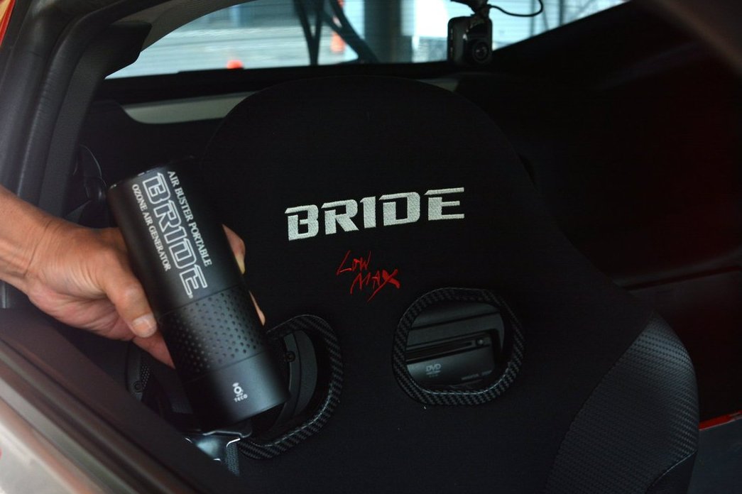 kota_circuit's tweet photo. 午後からの4輪スポーツ走行 のお客様🤩愛用品エアバスターポータブルBRIDEエディション😍オゾンの力で車内を除菌、脱臭してくれる優れものです💕😎幸田サーキット でもご覧頂けますので気軽にお立ち寄りください~❣
#エアバスター
#オゾン除菌脱臭器
#BRIDE
#LYZER
#幸田サーキット
#テツコ より https://t.co/a8rLGkNrWT