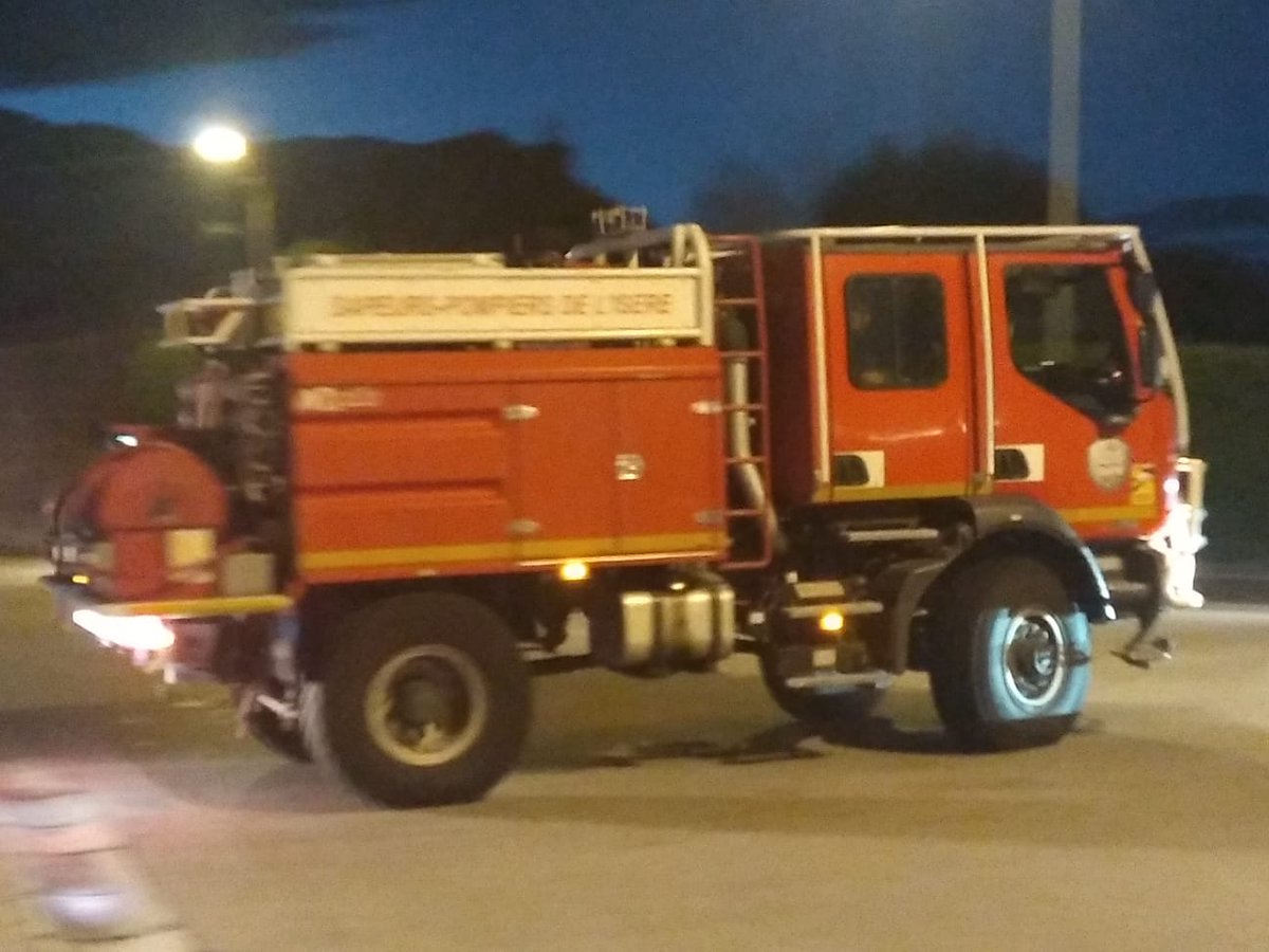 ℹ️ Ce jeudi matin, à 6h20, depuis la caserne de Moirans, départ du Groupe d'intervention feux de forêts de <a href="/sdis38/">Sapeurs-pompiers de l'Isère - SDIS38</a> #GIFF38, sous le commandement du lieutenant Sébastien Crépin, direction Semos (33) dans le cadre de la colonne de renfort FDF SERA2. Bonne route et prudence.