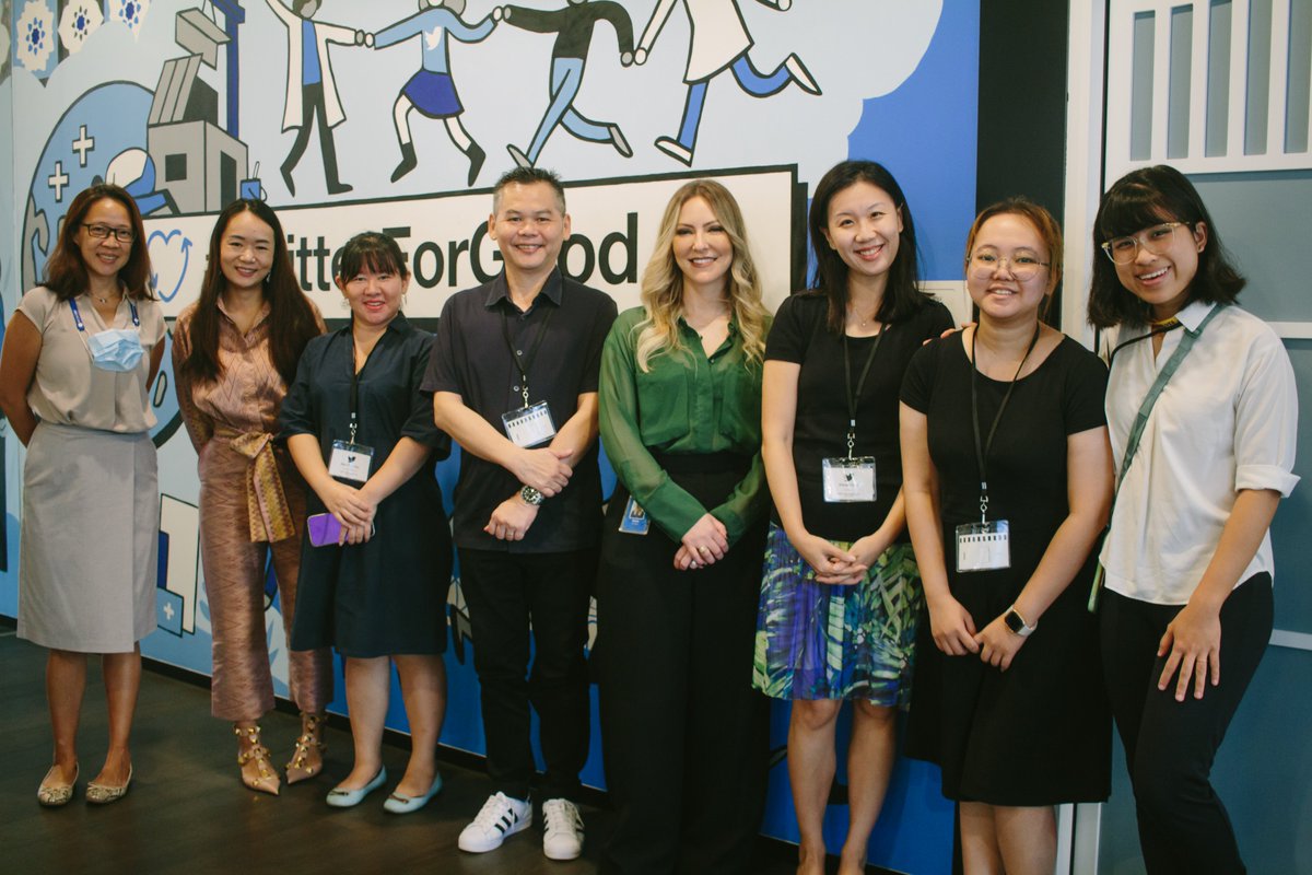 SGRedCross's tweet photo. Delighted to visit @TwitterSG's newly-renovated space this morning!
Thank you @TwitterforGood @monraweea @karahinesley for having us. Excited to see where this partnership takes us in the future💪🤩 #PartnersForHumanity #SGRedCross #TogetherForHumanity #TwitterForGood https://t.co/DnbW9pBlL3