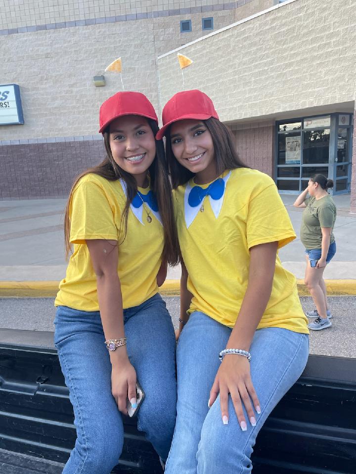 MariaNi05051232's tweet photo. My baby's last Americas Homecoming '22.⚽️❤️#senior23 @Americas_HS @Girls_SoccerAHS @americashs_avid @AHS_TEC @BlazerNationAHS https://t.co/OQu2IfLV2Z