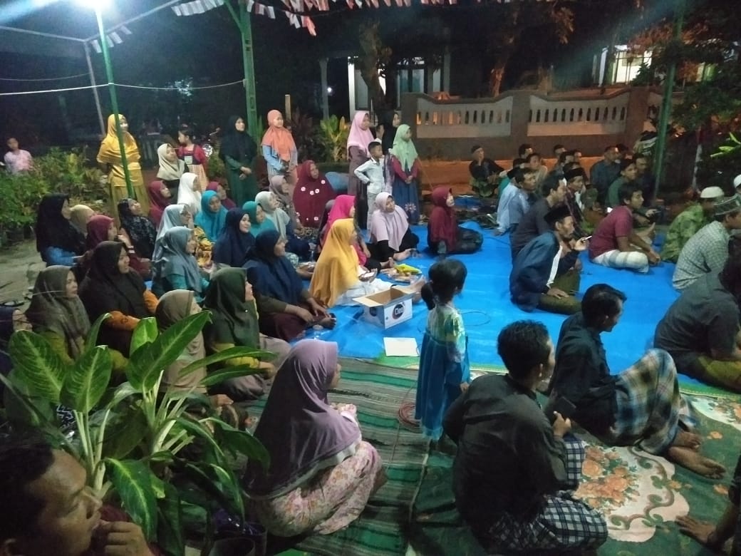 Imam Syafi'i ditanya :

"Bagaimana-kah bentuk adanya prasangka buruk kepada ALLAH?"

Beliau menjawab :

"Was-was dan ketakutan terus menerus akan terjadinya musibah selalu cemas takut akan hilangnya nikmat Semua hal ini adalah bentuk prasangka buruk kepada ALLAH SWT."