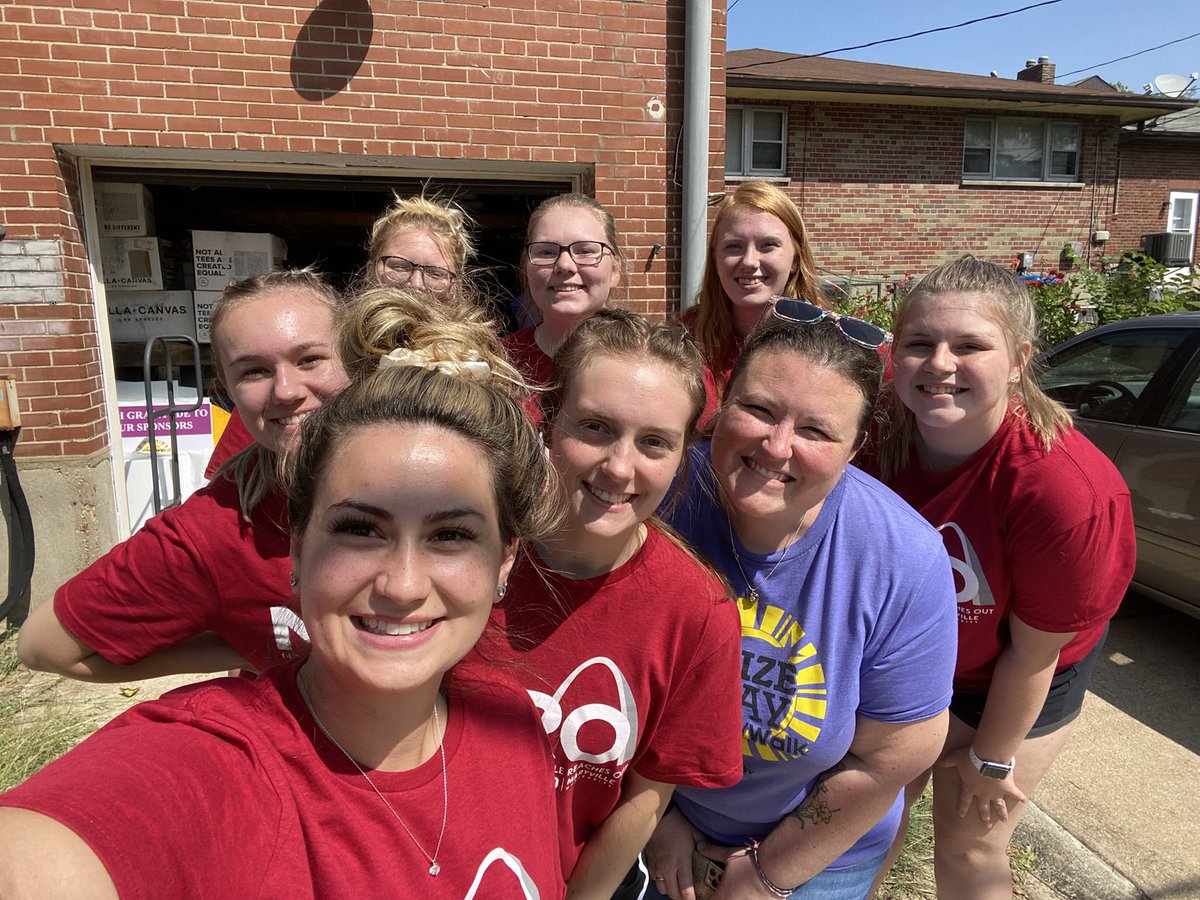 MaryvilleBowlin's tweet photo. Yesterday Maryvilleโs largest day of community service took place! Our team had the opportunity to work with the @EpilepsyFdn and Laura & Blaire clean up a storage unit! Thank you so much ladies! ๐ x โค๏ธ
#rolldawgs #MRO22 @maryvilleu https://t.co/kZtbSKORql