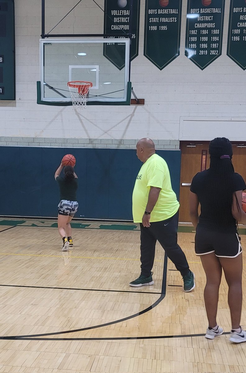 4 PLAYER WORKOUT! Back to the BASICS! #LeadershipMatters 
#LADYIRISHMENTALITY ☘️🏀