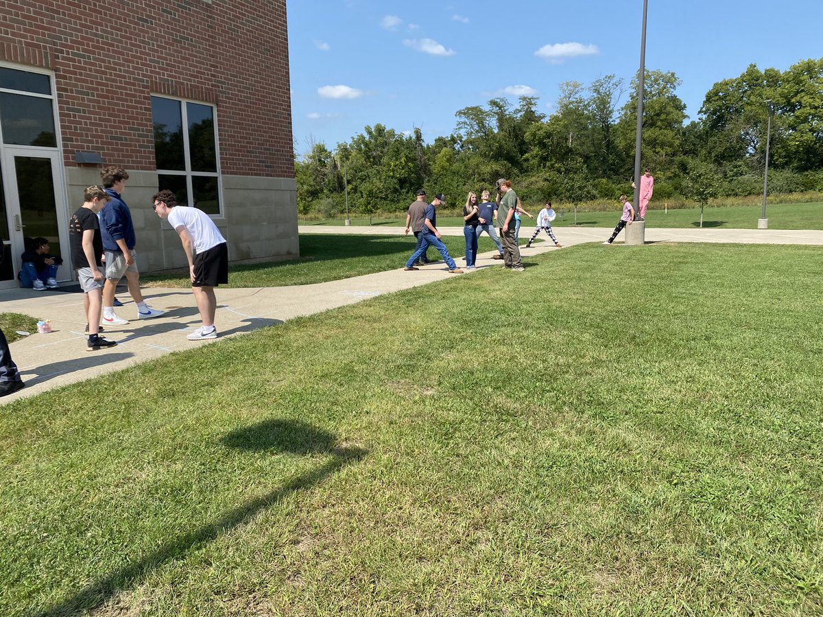 MariaKruger314's tweet photo. Geometry had fun outside today practicing their #mathvocab playing angle pair Simon says! @TalawandaHS #EducateandPrepare https://t.co/nC5rNgVMdo