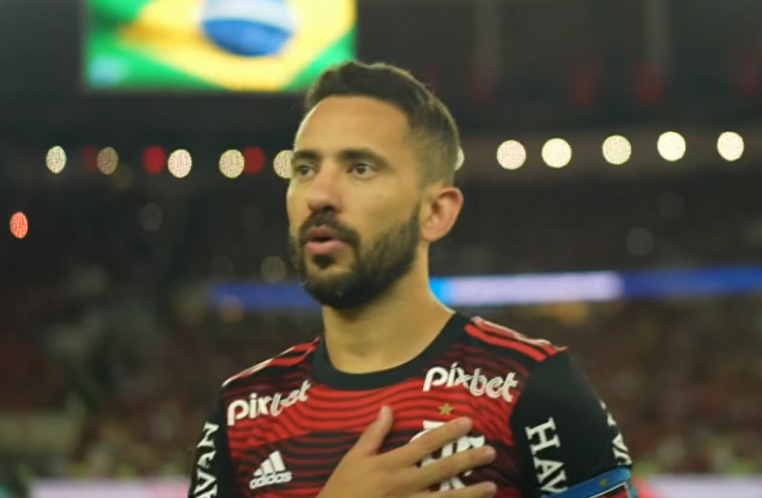desimpedidos's tweet photo. Vou te falar, é absurdo o trabalho que fizeram na calvície do Everton Ribeiro, cara tá até mais jovem https://t.co/Upl1aoWmyA