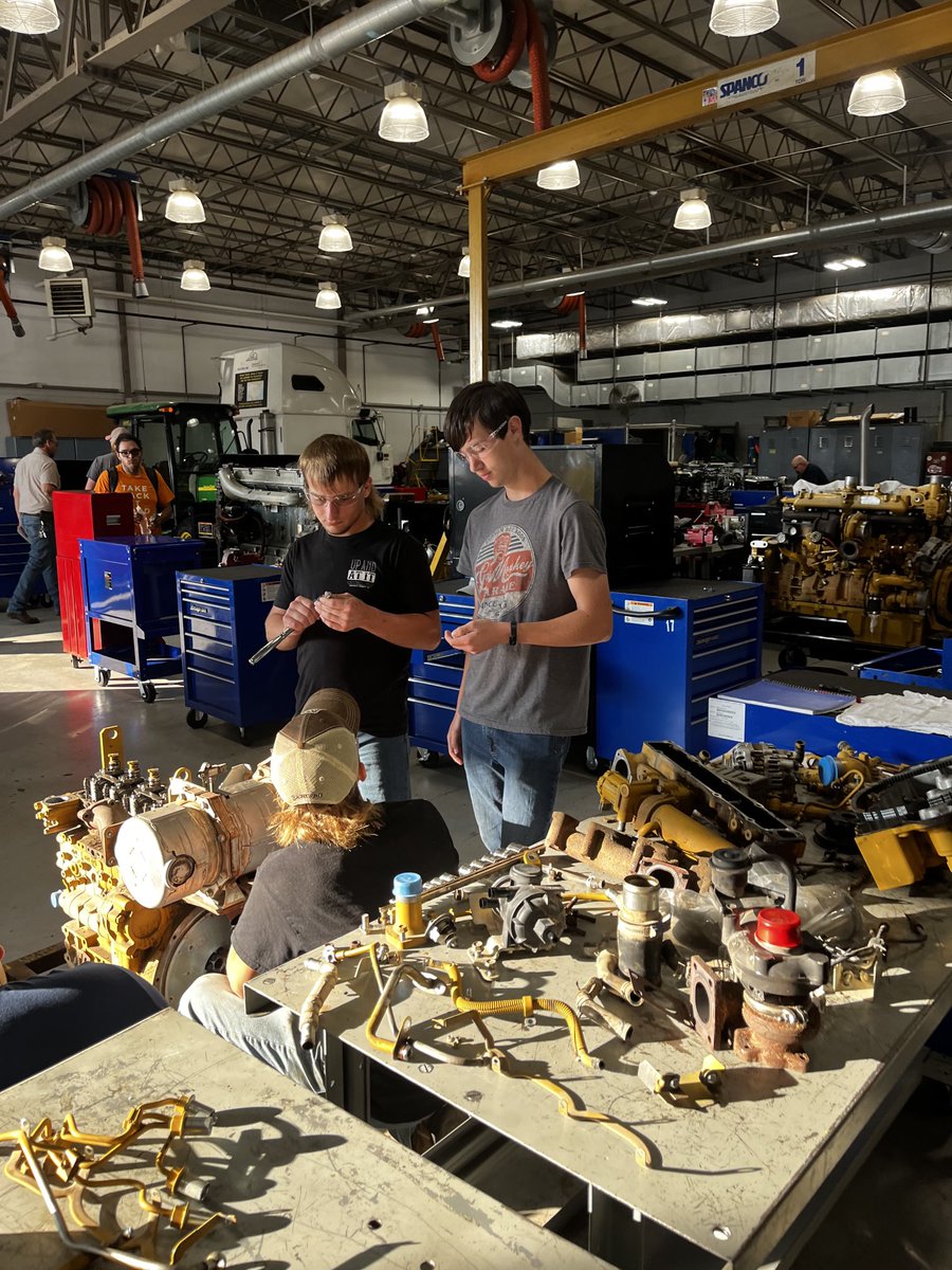 cbWrkBasedLearn's tweet image. Students tackle disassembling their first diesel engines in lab today ⚙️🔧 ⁦@IowaWesternCC⁩ #LevelUp #D+1 ⁦@CB_TradeWorks⁩ ⁦⁦@CBCommSchools⁩