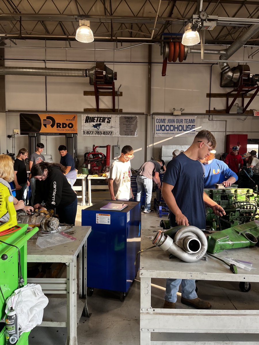 cbWrkBasedLearn's tweet image. Students tackle disassembling their first diesel engines in lab today ⚙️🔧 ⁦@IowaWesternCC⁩ #LevelUp #D+1 ⁦@CB_TradeWorks⁩ ⁦⁦@CBCommSchools⁩