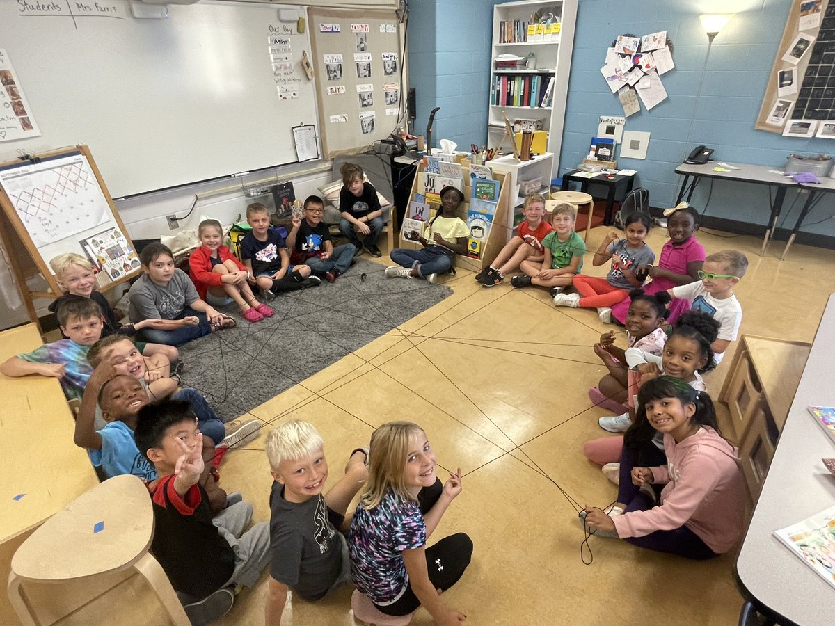 createplayteach's tweet image. Our class family! ❤️
We did a special morning meeting activity to show how we are all connected and hold a special place in our classroom community. @HeritageECS #hecsmagic