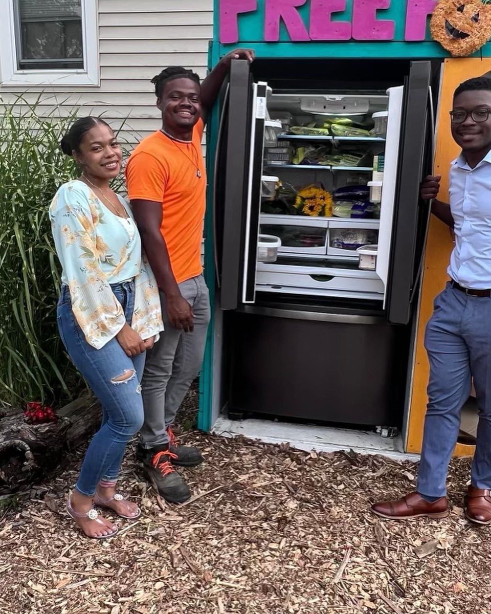 SunbendSolar's tweet photo. Sunbend pioneered the FIRST EVER solar powered community fridge in Englewood!☀️ Community members have daily access to free, quality food on a 100% solar powered site. Visit our site: https://t.co/dbzKBcT6k4 to find out more about how we “bend the sun to power the planet”. ☀️🌍 https://t.co/V058vNpXpC