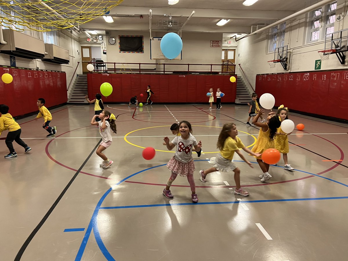 gymlim's tweet photo. May seem like a party in the gym but balloons ALWAYS put a smile on the @NorthSideEW Ss faces. Cooperation could be as simple as using different color balloons = taking turns = waiting your turn. 👍 @EastWillistonSD @djcasano1 @LindsayCafiero @MsRamos_NS #ewlearns https://t.co/AFEOhCLRFJ