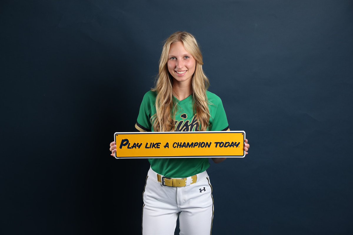 SydnyPoeck2023's tweet photo. HUGE thank you to @NDcoachGumpf @2Ganeff @Rivie00 @j_spitale and everyone else who made my visit amazing! It was so exciting meeting my future teammates and seeing what the future holds for me! I am so blessed to have this wonderful opportunity with wonderful people around me❤️☘️ https://t.co/pnxYpmIecJ