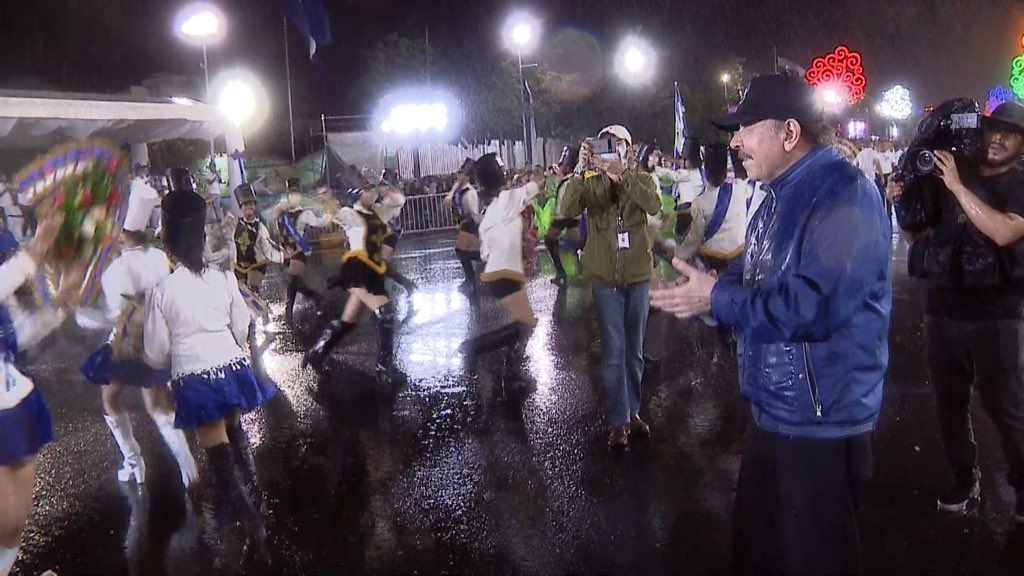 Ninguno como el Comandante, ahí abajo con los chavalos bajo la lluvia. ¡Es la ley! 

#UnidosEnVictorias 
#PatriaBenditayLibre