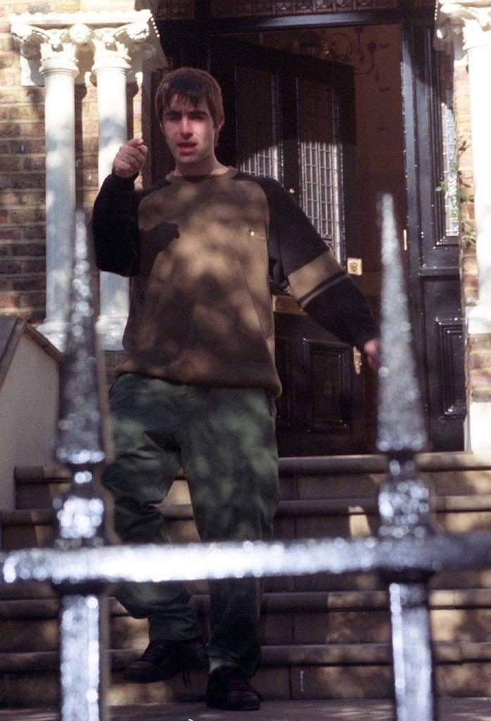 liam gallagher every 4 hours (@liameveryhours) on Twitter photo 