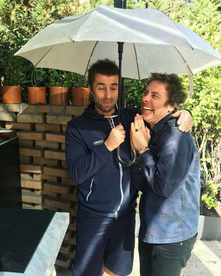 liam gallagher every 4 hours (@liameveryhours) on Twitter photo 