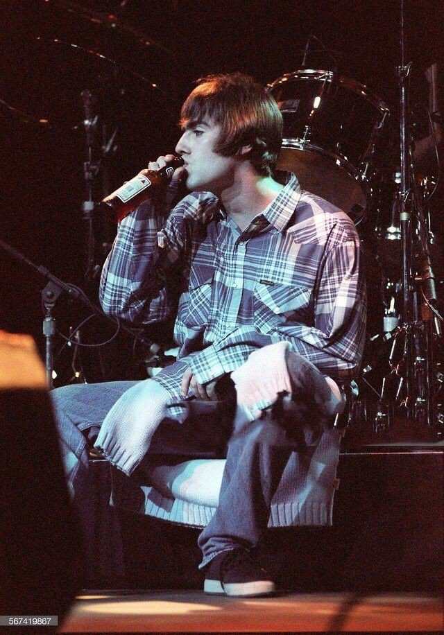 liam gallagher every 4 hours (@liameveryhours) on Twitter photo 