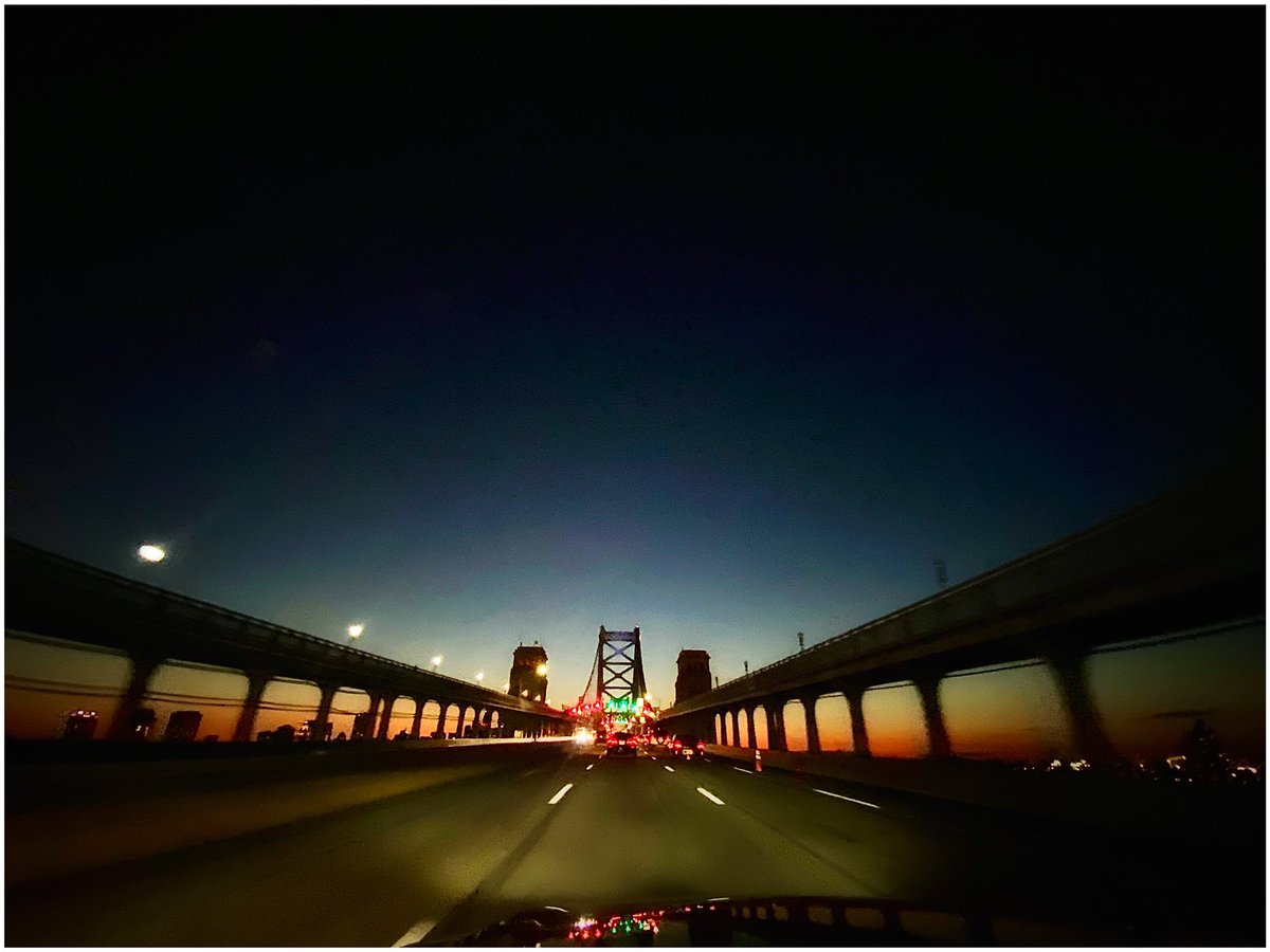 Sunset on the Ben / Philadelphia, Pennsylvania / #streetphotography #shotoniphone #benfranklinbridge #bridgesofphilly #sunset / 📷 @storyrd