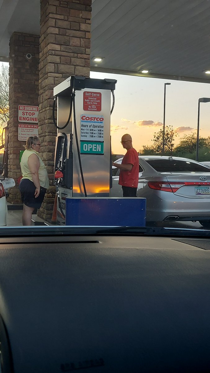 tiedribbon's tweet photo. @notthefakeSVP gets his gas at Costco just like the rest of us...😂 https://t.co/GKSHFB3u9z