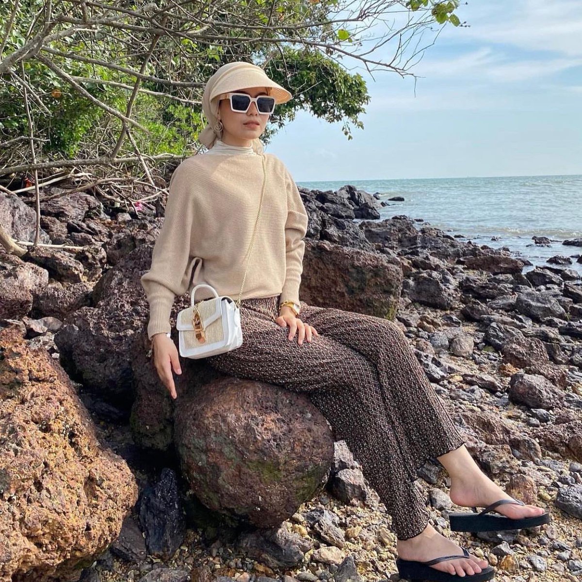 CoveredScarf's tweet photo. Over the sea, under the sky☁️

@dayahuzaifah looking absolutely gorgeous in our HER - Nude😍 One of our bestselling colour!✨ https://t.co/nNSGoJfXhA