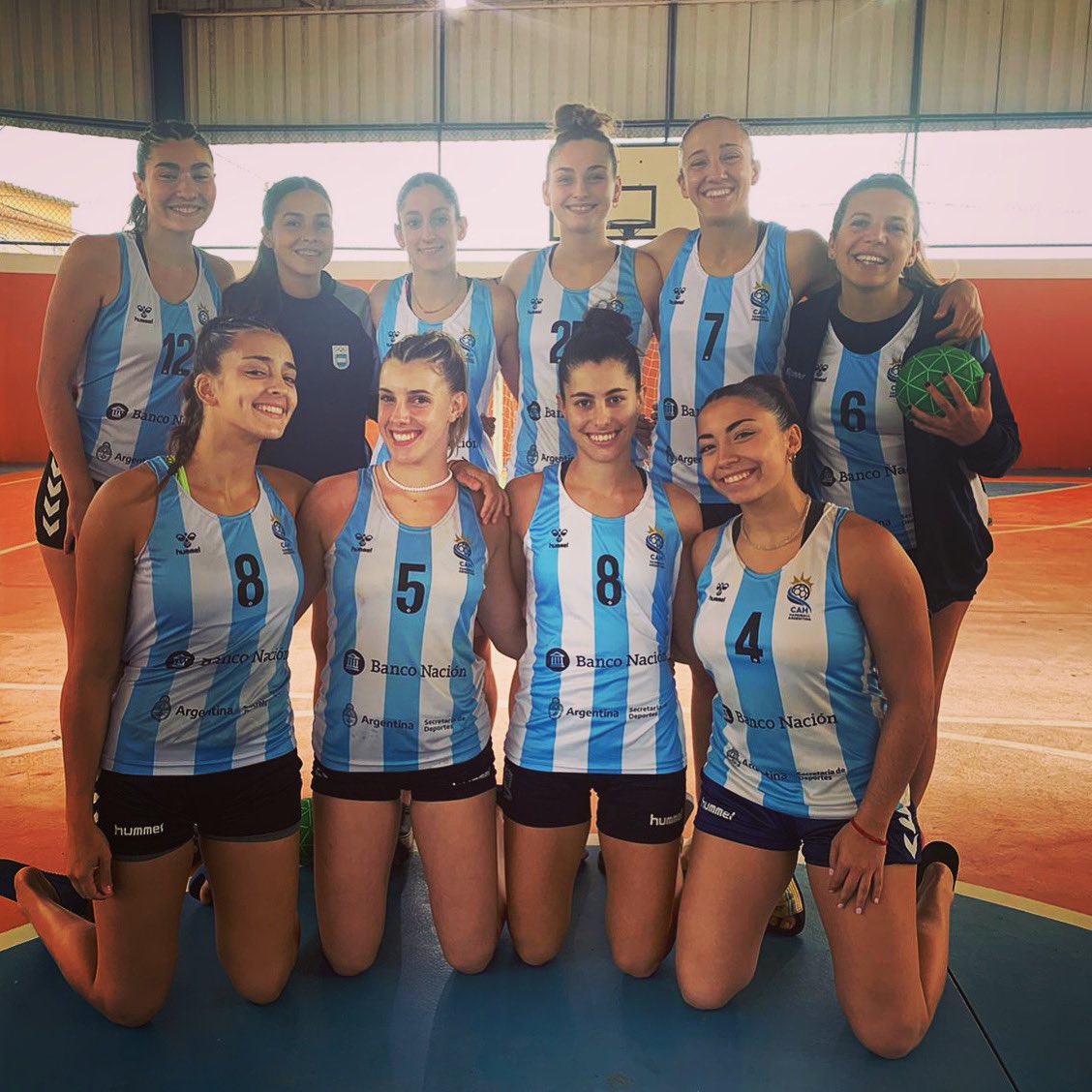 CAHandball's tweet photo. ¡Las Kamikazes, reunidas en Maricá 🇧🇷! 

La Selección Femenina 🇦🇷 de Beach ya está instalada de forma completa en Brasil para afrontar dos test match ante la Selección local.

Hoy visitaron a dos escuelas locales, en donde mostraron un poco de la modalidad. https://t.co/eiOfkphTym