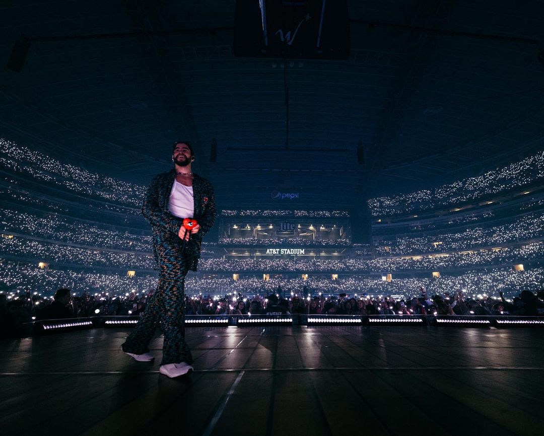 badbunnynetwork's tweet photo. En tan solo 13 shows, la gira ' WORLD'S HOTTEST TOUR' de Bad Bunny ha recaudado $137 millones de dólares.
— Rompe el record de 'El Ultimo Tour Del Mundo' ($116 millones en 35 shows) de él mismo, como la gira de un artista latino más lucrativa en la HISTORIA según Billboard. https://t.co/BNvVHrtVgo