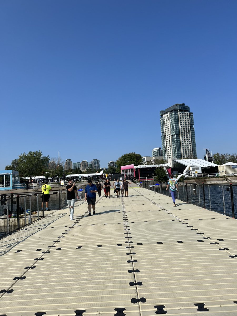 SAZKY_tweets's tweet photo. Venue design at Toronto's Rolling Loud was a UX nightmare that did not take into account usability or function.

This temp floating bridge was meant to be used as a pathway connecting stages but immediately had to be shutdown rendering it useless the whole weekend. 

Why? 🧵👇 https://t.co/0ufsxRjdlI