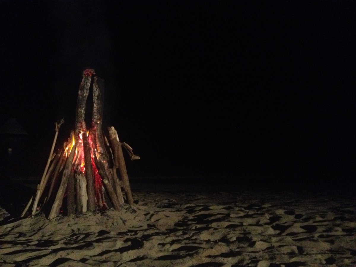 BeachBonfire - the only way to spend your evenings in Fiji after a long dive