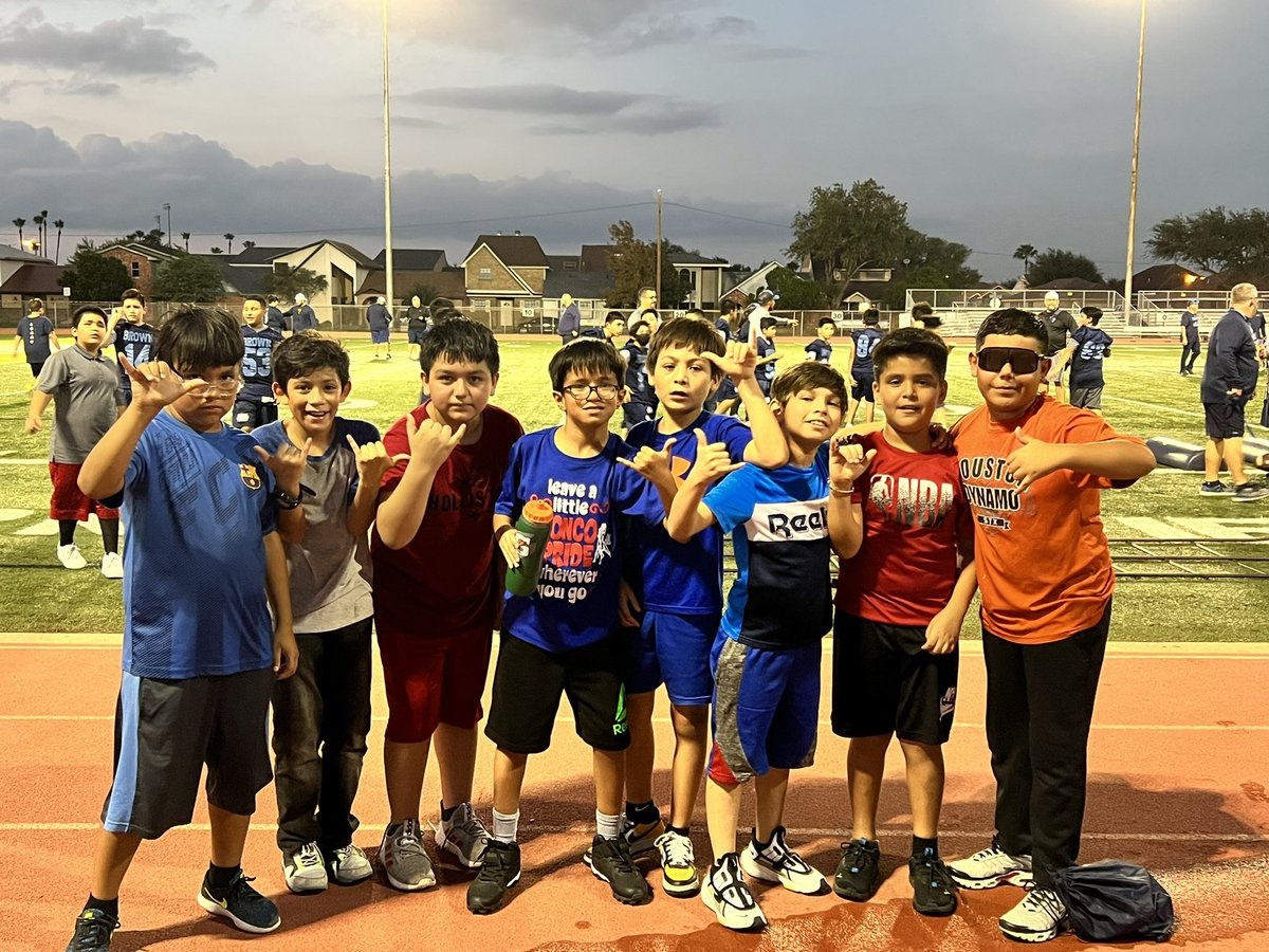 BroncosPE's tweet photo. Thank you @mcmemfootball for working with our kids today. It was a perfect evening for football skills. @McAllenISD #ElevateCamp #Football #BroncoPride ##FutureMustangs https://t.co/4BC7MYOBJU