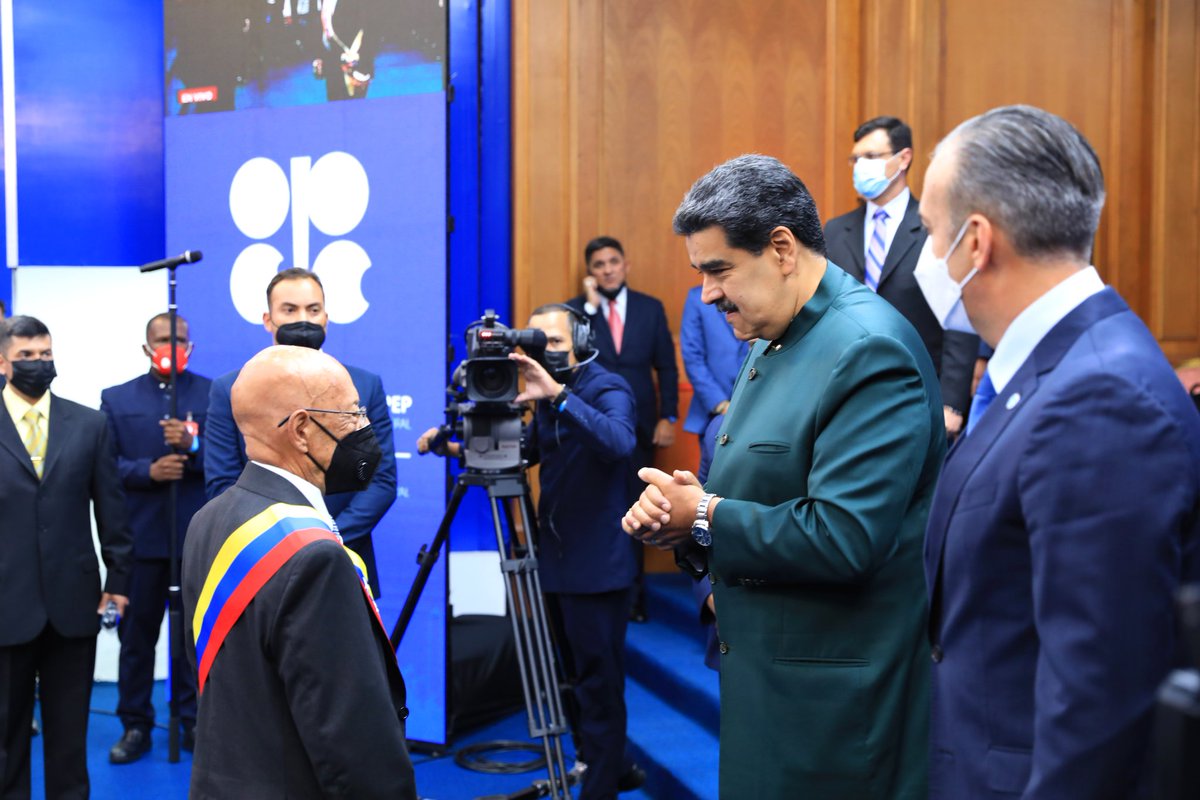Entregué la Orden Libertadores y Libertadoras para honrar al destacado Dr. Álvaro Silva Calderón, por su gran aporte a la conservación, el crecimiento y desarrollo operativo de la industria petrolera venezolana. ¡Su compromiso ha sido sumamente valioso para la Patria y el mundo!