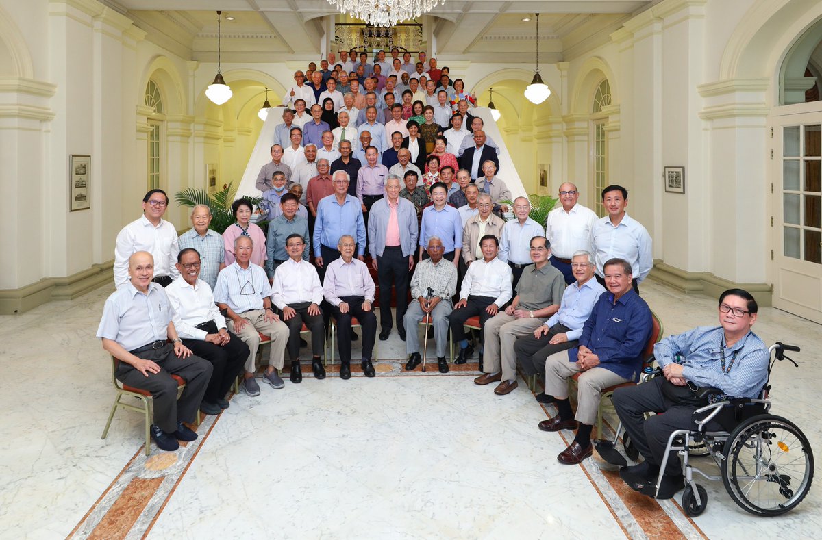 leehsienloong's tweet photo. Had a happy reunion with retired MPs over tea at the Istana yesterday. We usually meet during CNY but have not been able to do so for the past 2.5 years. Glad to see them well &amp; continuing to stay active. It was good to catch up with everyone! – LHL https://t.co/XAkQzqP26u https://t.co/gMoOclQIDu