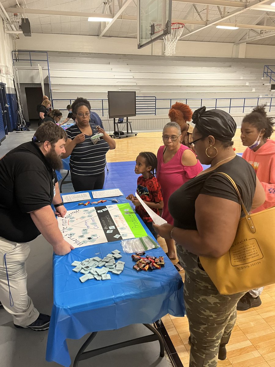 CEKing9thCampus's tweet photo. Science team engaging parents and students at our Open House Math/Science night! #LearningWhileDoing https://t.co/kCaKHFBMRn