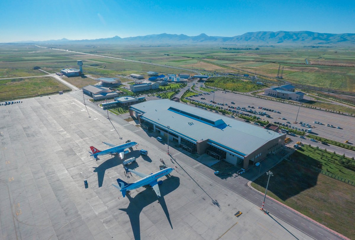 Erzurum Havalimanı’mızda ağustosta;

👥: 70.547 yolcu, 
✈️: 561 uçak,
📦: 662 ton yük trafiği gerçekleşti.

2022’nin ilk 8 ayında;
👥: 571.817 yolcuya hizmet verildi.
✈️: 4.575 uçak,
📦: 4.994 ton yük trafiği gerçekleşti.

#DHMİ Çalışıyor, Türkiye Uçuyor!