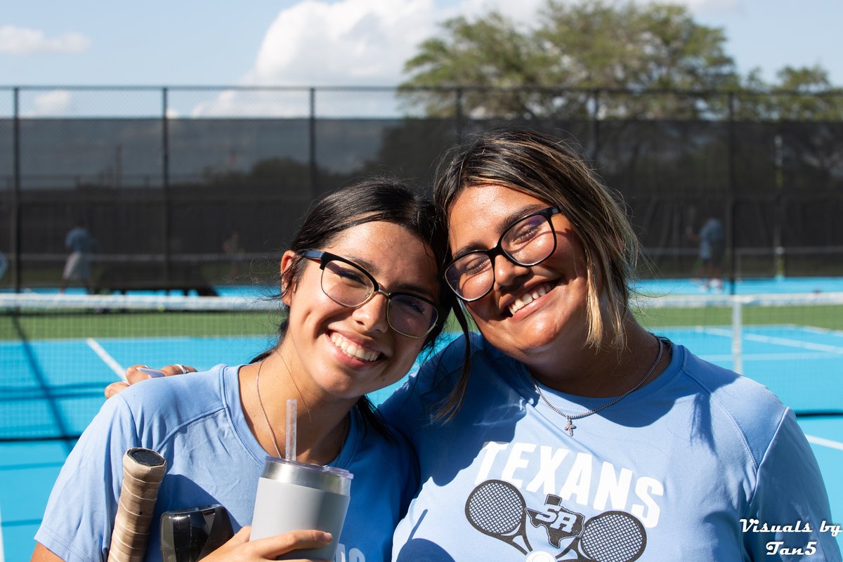 SRHSTancinco's tweet photo. Snapped some photos of the tennis match against Memorial last week.  Check them out through the link below! @TennisSRHS 

https://t.co/71hMFCuKAN https://t.co/mda4uUSorL