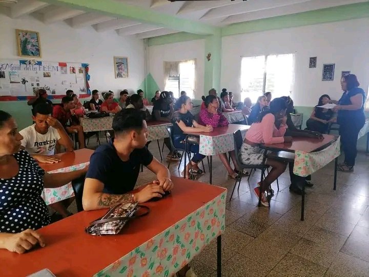 IprRamirez's tweet photo. #EducadoresCubiteños Nuestra directora Isneidy Pacios Mesa informa a la familia sobre el plan de plaza actual, se informó el cronograma de pruebas y convocó al YoVotoPorSí sobre un Código de la familia inclusivo. https://t.co/QQl28Lcr9G