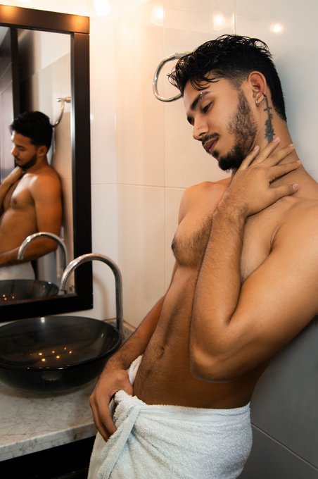 Onlyfans . . . https://t.co/W7GvNcYWJP https://t.co/nN8Zo7rK8N