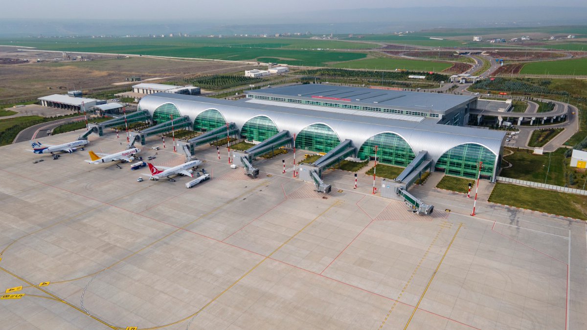 Diyarbakır Havalimanı’mızda ağustosta;

👥: 152.526 yolcu, 
✈️: 937 uçak,
📦: 1.592 ton yük trafiği gerçekleşti.

2022’nin ilk 8 ayında;
👥: 1.088.107 yolcuya hizmet verildi.
✈️: 6.974 uçak,
📦: 10.035 ton yük trafiği gerçekleşti.

#DHMİ Çalışıyor, Türkiye Uçuyor!