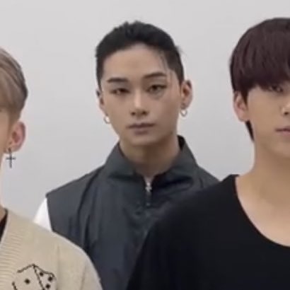 jero from t1419. please. just one selca. im on my knees
