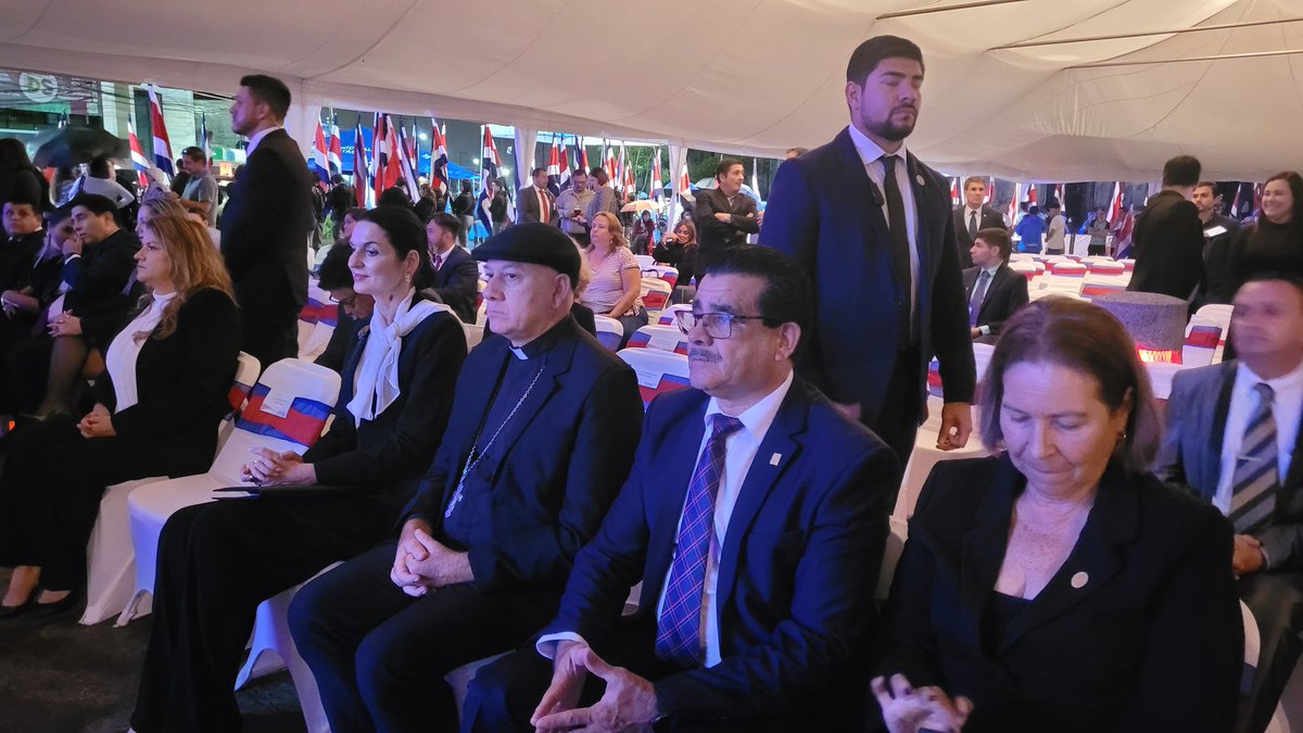 La primera dama, doña Signe Zeicate, no se sentó con el gabinete, en la tarima principal. Está en la de invitados, junto al obispo de Cartago, Mario Quirós. <a href="/nacion/">La Nación</a>