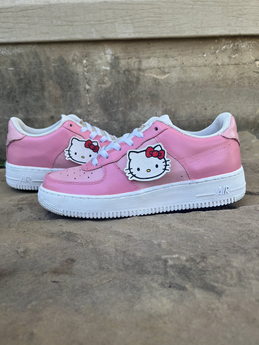 aadrriiannnap's tweet photo. Hello kitty af1 https://t.co/noasBMfkIE