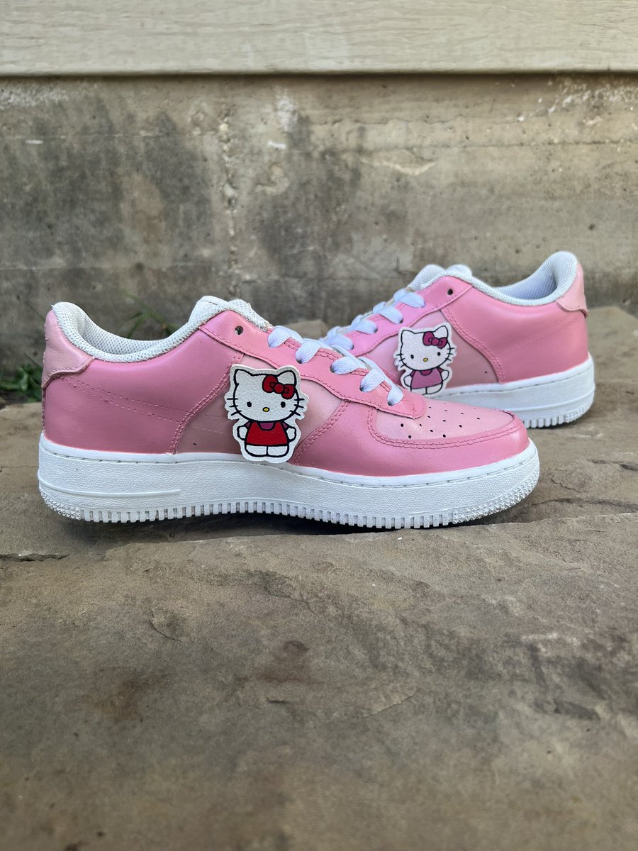 aadrriiannnap's tweet photo. Hello kitty af1 https://t.co/noasBMfkIE